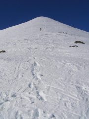 Il ripido pendio sotto la punta