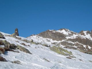 il grande ometto della cima e sullo sfondo la cima Bonze