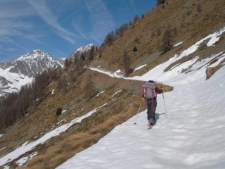 la strada attraversa il ripido versante
