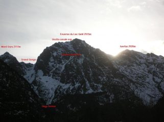 I canalini orientali dell' Envers du Lac Gelé visti dall' abitato di Veulla.