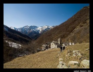 superata la borgata di Servino ci si guarda alle spalle godendosi il panorama verso il fondo Valle.