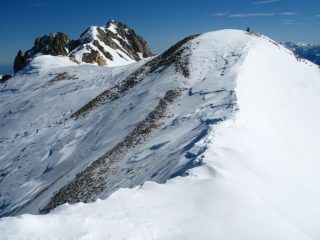 anticima e vetta del Becco Grande, vista dal colletto dove sbuca il canale che abbiamo risalito (2-3-2008)