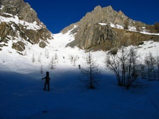un insolito affollamento nel canale Ovest del Monte Cassorso...scialpinisti e snowborder (2-3-2008)