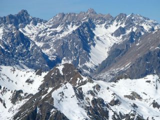 panorami dalla cima : Brec de Chambeyron m. 3389 (a sinistra) Aiguille de Chambeyron m. 3412 (al centro) Tete de l'Homme m. 3202 (a destra)