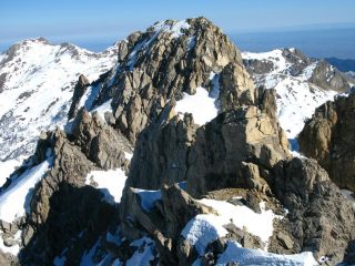 ultimo tratto di facili rocce prima di raggiungere la vetta del Becco Grande (2-3-2008)