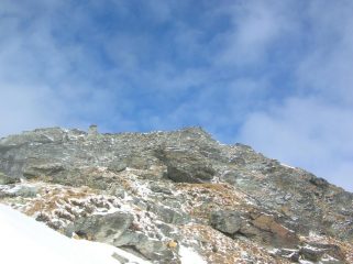Vetta della Becca Torché dall' uscita del canale superiore sulla cresta sud.