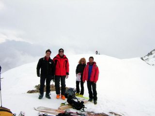 al colletto poco sotto la punta