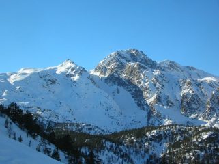La Grande Gorge tra Mont Ours, a sinistra, ed Envers du Lac Gelé a destra. La sponda sinistra orografica della Grande Gorge è dominata dalla parete est della Testa Piana dove si svolgono alcune delle più belle arrampicate del Parco dell' Avic.