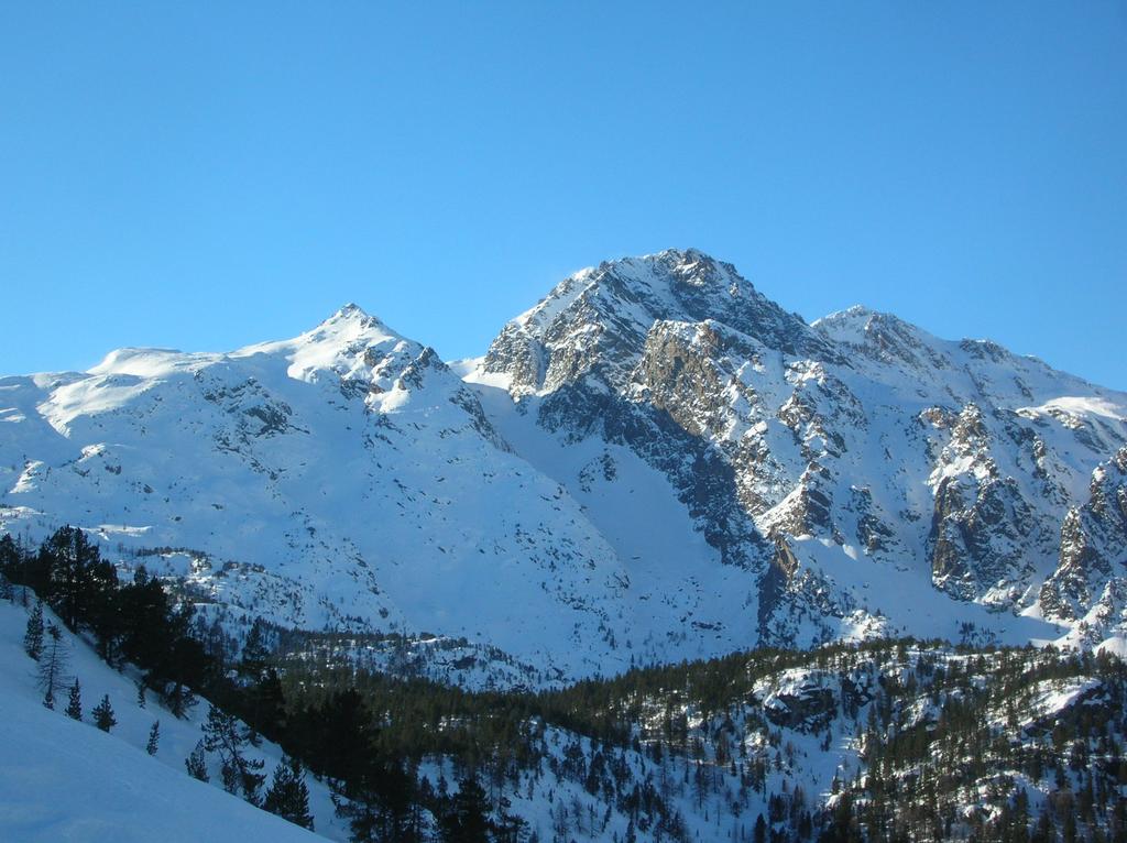 La Grande Gorge tra Mont Ours, a sinistra, ed Envers du Lac Gelé a destra. La sponda sinistra orografica della Grande Gorge è dominata dalla parete est della Testa Piana dove si svolgono alcune delle più belle arrampicate del Parco dell' Avic.
