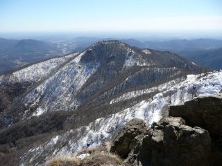 Al centro il Monte Tovo e la cresta per salire al Luvot.