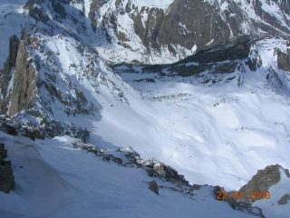 lingua di neve sospesa su salto di roccia verticale 