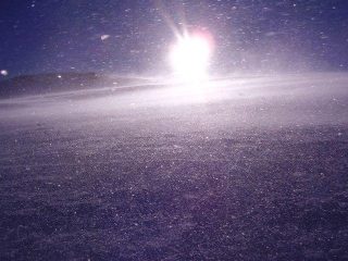 verso la cima nella tempesta di vento e neve