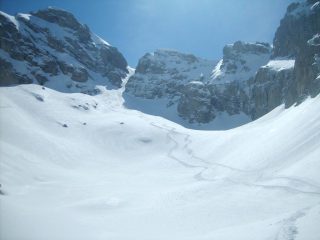 il canalino di discesa e la parte alta del vallone..