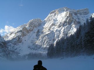 Il magico effetto sul lago alla partenza