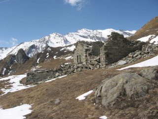 Le baite diroccate di Belvedere, con sfondo la Rosa dei Banchi