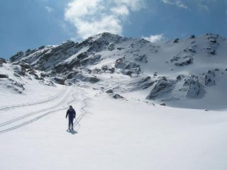 in discesa, sullo sfondo la vetta