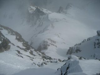 vista della parte alta dell'itinerario dalla vetta