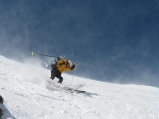 l'uomo lotta contro la furia degli elementi