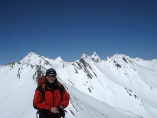 Eugenio in vetta con le bellissime Aiguilles d'Arves alle spalle
