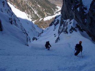 Discesa nella farina nei canali superiori