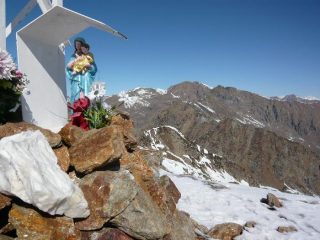 madonnina del verzel sullo sfondo le punte dell'alto vallone di codebiollo