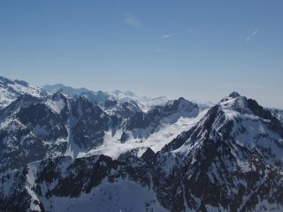 Dal M. Malinvern: in secondo piano a ds. il P.so Margiola, al centro il P.so del Prefouns, a sn. la Testa di Tablasses con il canale NO