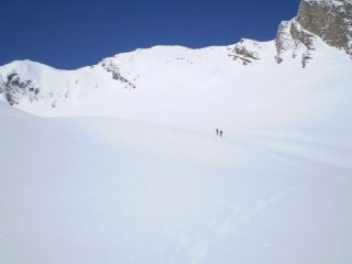 Il vallone di salita e al fondo l'Aigle