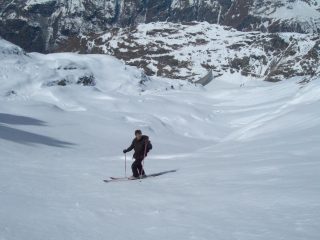inizia la discesa, in basso la diga del gabiet