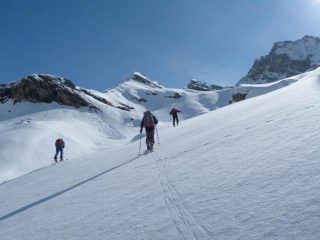 in salita, sullo sfondo il colle