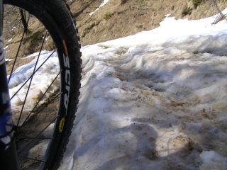 Condizioni proibitive, ma si pedala
