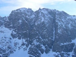il couloir è incassato sulla sinistra, quello evidente è il couloir di punta rosennkrantz