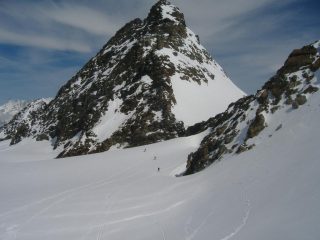 verso l'evidente intaglio da cui si svalica