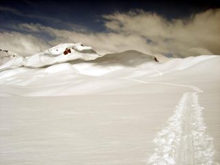 In salita, sullo sfondo la punta