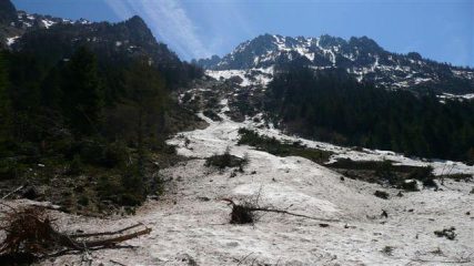 Dalla strada per le terme il conoide di valanga e la balza rocciosa scoperta
