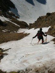 Swiffer alla prima curva sull'esile lingua di neve rimasta