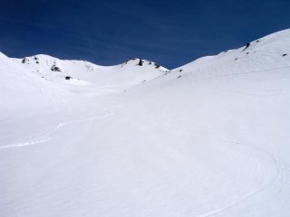 Il vallone di salita con la cima sulla sinistra.