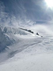 Schiena d'asino  a ghiaccio sotto la  cima