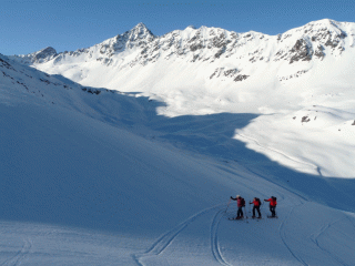 Si parte, Schwarzhorn nel fondo