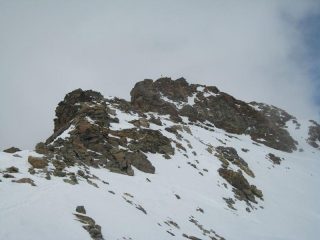 La cresta,sulla cima si vede la campana
