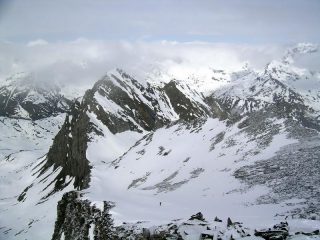 Dalla vetta sguardo sulla parte finale dell'itinerario