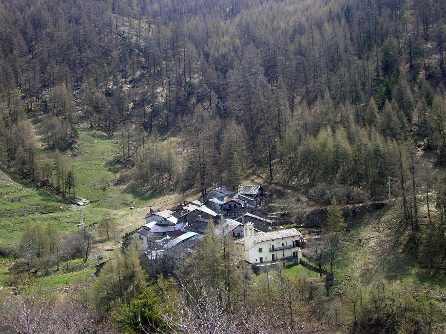 La borgata Puy vista dal sentiero per il Pequerel