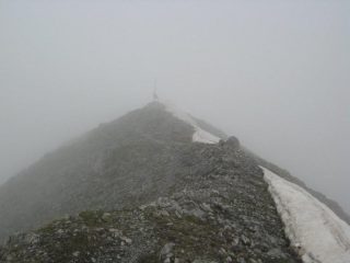 La cima tra la nebbia