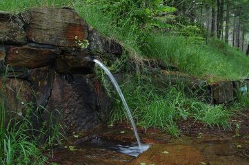 fontana oltre la baita alpina