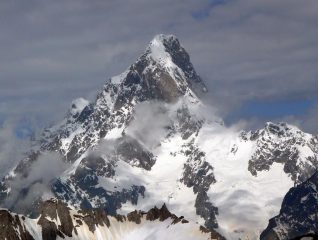 Le Grand Jorasses stracariche di neve, viste dalla cima.