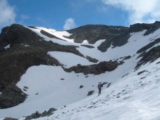 l'ultimo valloncello, a destra la vetta