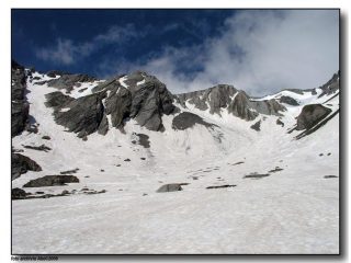 Canale di salita a destra e discesa a sinistra
