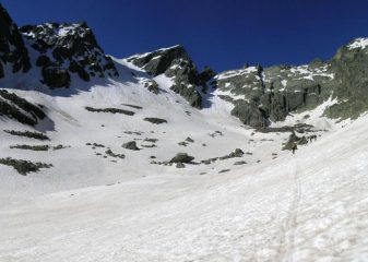 a sinistra il colle della Lausa