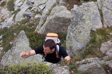 inizia la cresta, cominciamo a mettere le mani sulla roccia