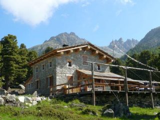 Il rifugio Bagnour e Roca Jarea alle spalle