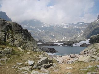Il rifugio visto dalla sponda orientale del lago